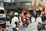 青山宮: 赤い神様 歩行中