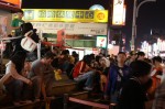 士林夜市: ミスタードーナツの前で買い食いする人々