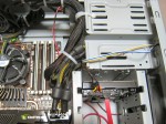 Twotop PC: 電源ケーブルが結束バンドで止められている