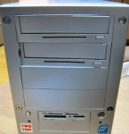 Twotop PC: 5インチベイの凹み 正面から