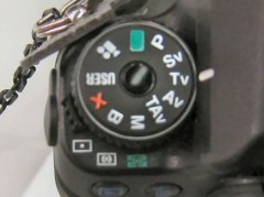 ペンタックス K-7: モードダイヤルと測光モード切替レバー