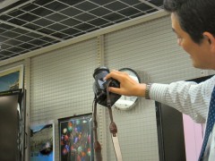 ヨドバシカメラ: 一眼レフカメラ講座: カメラの構え方 実演
