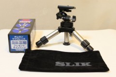 SLIK コンパクトシリーズ三脚「ミニ」: プログラムAE 1/30sec F4.5 評価測光 EV+2/3 ISO1600 34mm EF-S18-55mm WB:AWB