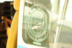 セスナの撮影用小窓: 円形: プログラムAE 1/30sec F4.0 スポット測光 EV+1 ISO200 EF-S55-250mm WB:日陰