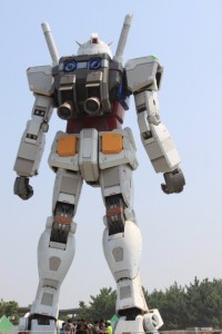 お台場ガンダム: 後ろから全体: プログラムAE 1/250sec F8.0 評価測光 EV+0 ISO100 55mm EF-S55-250mm WB:オート AF:AI サーボ AF PS:風景