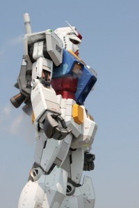 お台場ガンダム: 右側: ミスト噴射中: プログラムAE 1/320sec F9.0 評価測光 EV+0 ISO100 55mm EF-S55-250mm WB:オート AF:AI サーボ AF PS:スタンダード