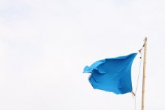 城崎海水浴場: 青い旗: 絞り優先AE 1/200sec F8.0 評価測光 EV+0 ISO100 55mm EF-S55-250mm WB:くもり PS:スタンダード