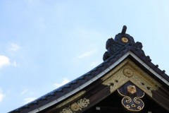靖国神社: 拝殿の瓦屋根: 絞り優先AE 1/160sec F7.1 評価測光 EV-1/3 ISO100 79mm EF-S18-55mm WB:風景