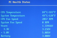 AMI BIOS の温度表示: CPU 84度