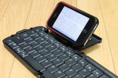 リュウド RBK-2000BTII: スタンドに iPhone 3GS を立てたところ