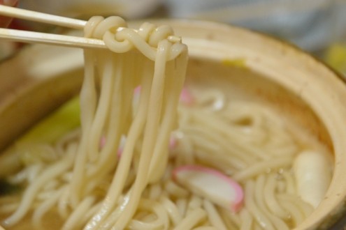 山田家: うどんすき: うどん: 箸でつまみ上げる