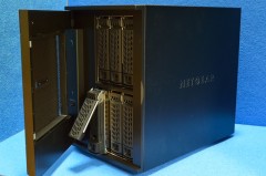 ReadyNAS Ultra 6 Plus RNDP600U: HDD ベイのドアを開けたところ