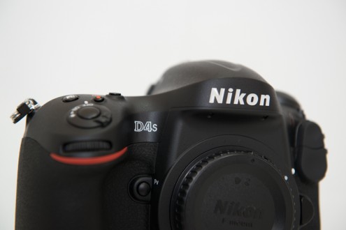 Nikon D4S: ロゴ入り斜め