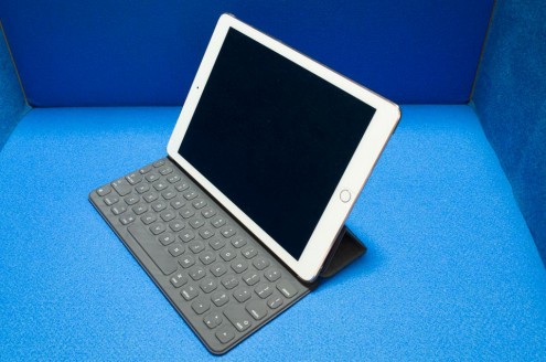 iPad Pro 9.7インチ + Smart Keyboard: 斜め
