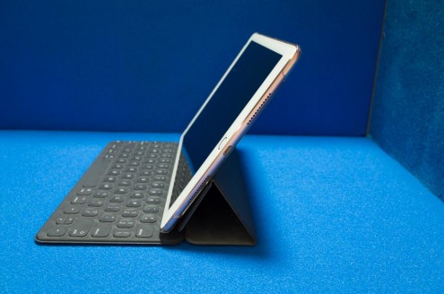 iPad Pro 9.7インチ + Smart Keyboard: 側面