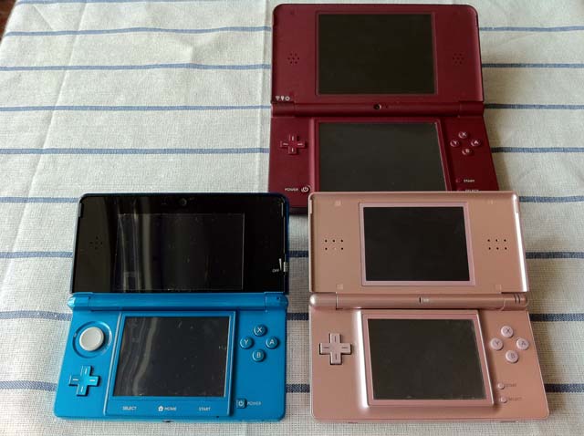 上下非対称な液晶のニンテンドー 3DS と DSi LL, DSi, DS Lite 比較 – Nire.Com