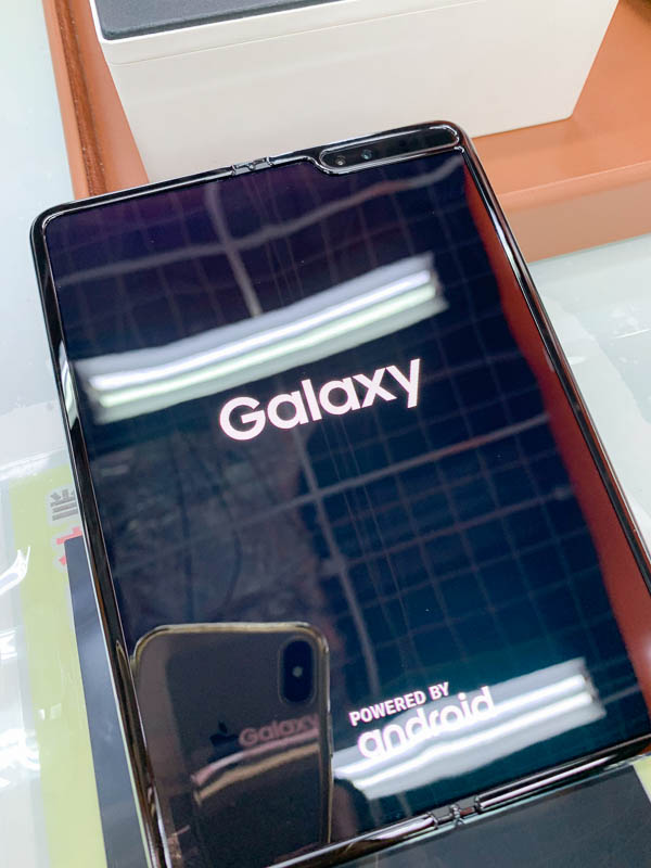 Galaxy Fold: Galaxy ロゴ